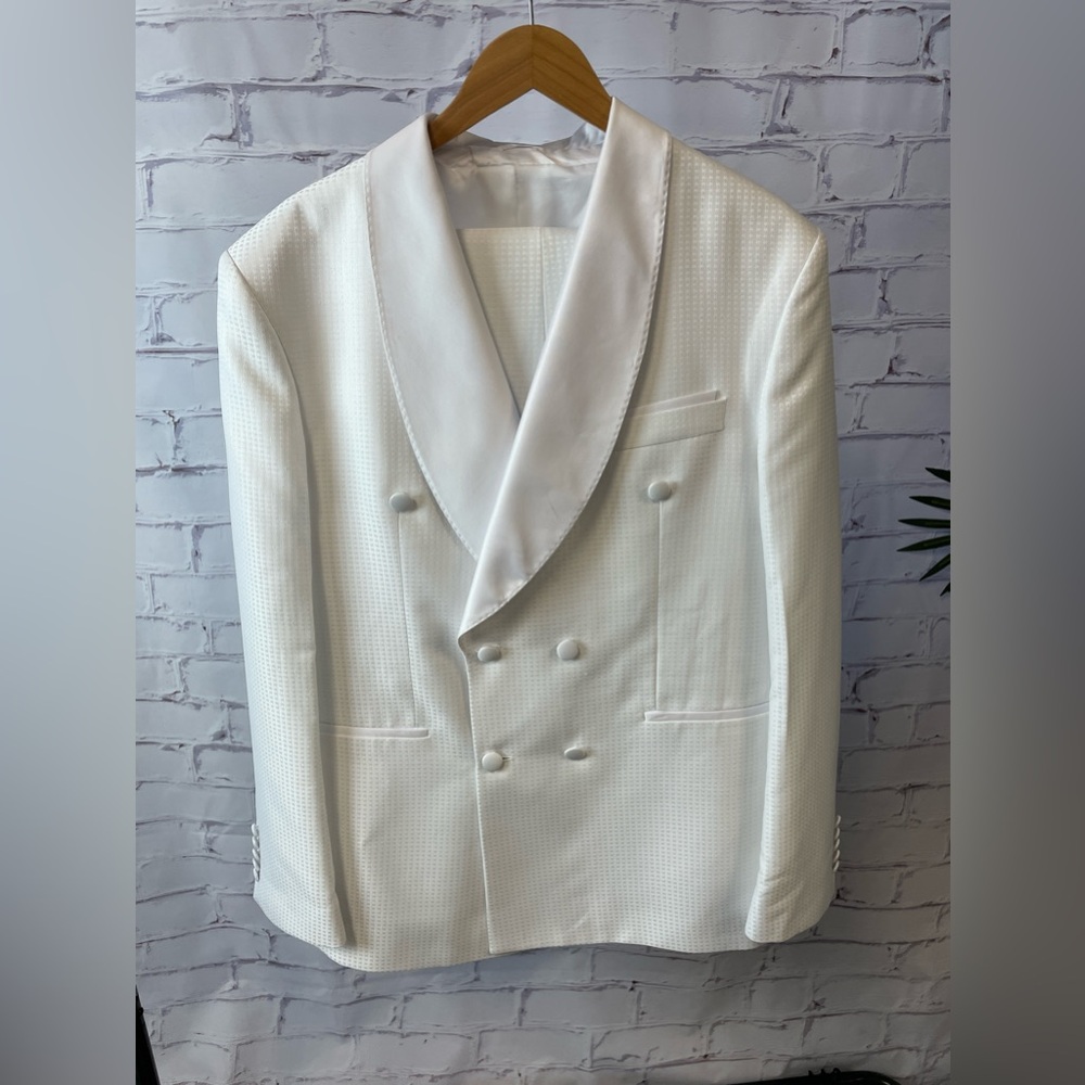 Elegant White Double-Breasted suit